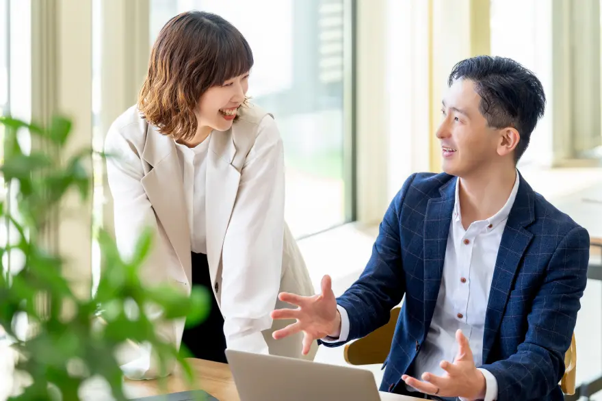 社員が話す様子の画像